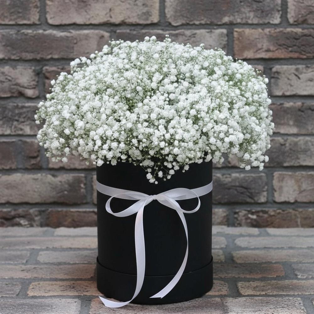 Цветочная композиция из Гипсофила в шляпной коробке в Пречистое